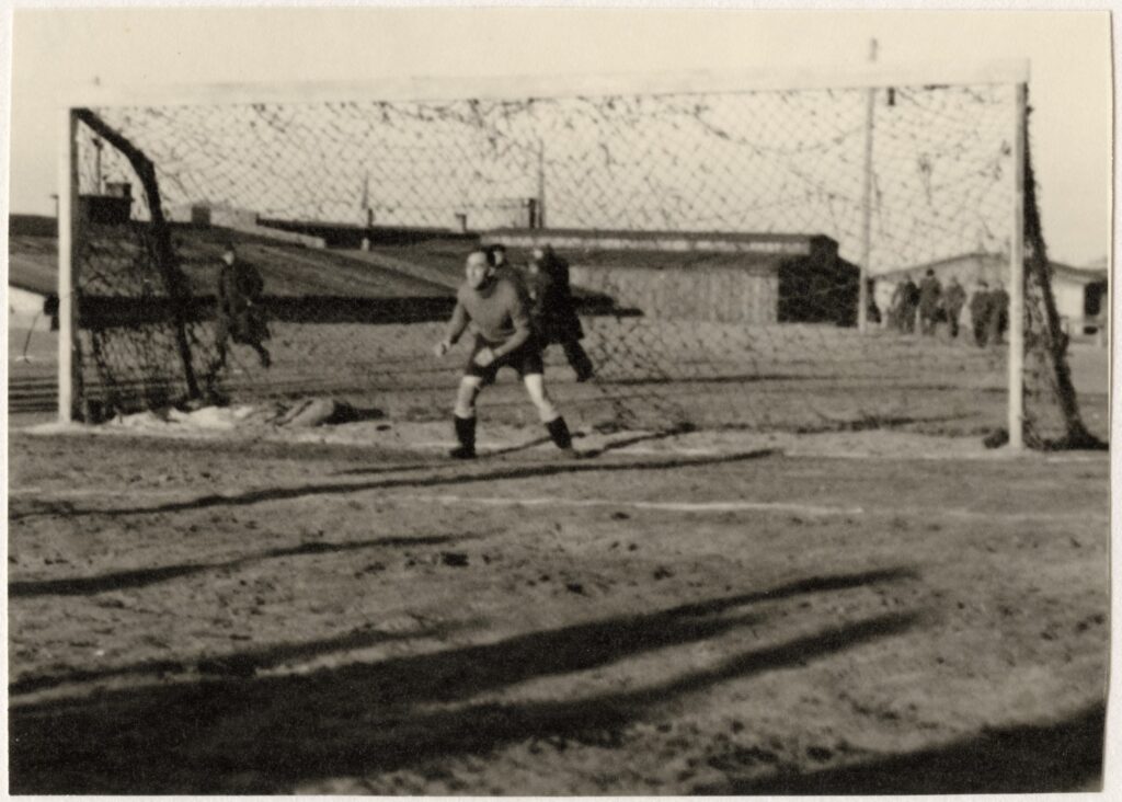 Wojna 1939-1945. Marienburg. Stalag XX B, obóz więźniów wojennych. Mecz piłkarski dla więźniów brytyjskich. Wojna 1939-1945. Marienburg. Stalag XX B, obóz jeniecki. Mecz piłki nożnej angielskich jeńców wojennych różnych drużyn.