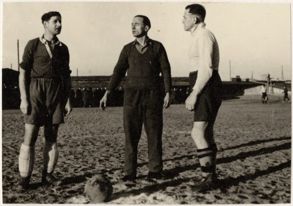 Stalag XX B, obóz jeniecki. Mecz piłki nożnej angielskich jeńców wojennych różnych drużyn.