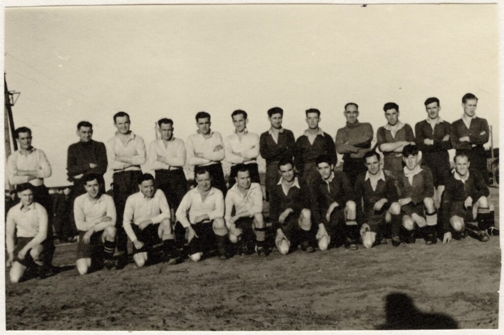 Wojna 1939-1945. Marienburga. Stalag XX B, obóz więźniów wojennych.  Wojna 1939-1945. Marienburga. Stalag XX B, obóz jeniecki. Dwie najlepsze drużyny piłkarskie angielskich jeńców wojennych.