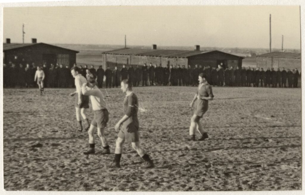 Wojna 1939-1945. Marienburg. Stalag XX B, obóz więźniów wojennych. Mecz piłkarski dla więźniów brytyjskich. Wojna 1939-1945. Marienburg. Stalag XX B, obóz jeniecki. Mecz piłki nożnej angielskich jeńców wojennych różnych drużyn.